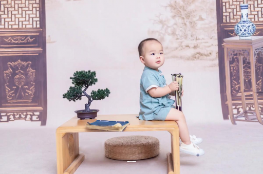 鹿邑宝宝边吃奶边挣扎烦躁